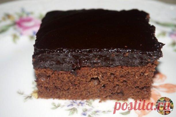 БЫСТРЫЕ ШОКОЛАДНЫЕ ПИРОЖНЫЕ

Просто, быстро и все ингредиенты под рукой.

Ингредиенты:

- Молоко – 1 стакан (стакан — 200 мл.),
- Сахар – 1 стакан,
- Масло растительное рафинированное – 1 стакан,
- Какао-порошок – 1 стакан.
Всё это взбиваем до однородности, до растворения сахара и загустения.

Делим получившуюся массу на 2 части.
В одну часть добавляем:
- Мука – 1 стакан,
- Яйца – 2 шт.,
- Разрыхлитель – 1 пакетик (10 г),
- Ванилин – ½ ч. ложки (или пакетик ванильного саха...