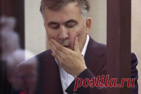 В организме Саакашвили нашли мышьяк. Медицинские анализы, взятые у бывшего президента Грузии Михаила Саакашвили, указали на наличие в его организме следов мышьяка. Об этом рассказал адвокат политика Шалва Хачапуридзе. В понедельник экс-президент впервые за долгое время лично будет присутствовать в зале суда, куда его доставят в инвалидном кресле.