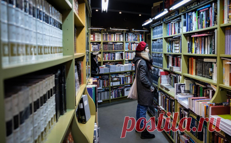 Глава «Эксмо-АСТ» оценил потери от ухода Роулинг и Кинга. Из-за отсутствия книжных новинок западных писателей, отказавшихся издаваться в России, одно из крупнейших издательств «Эксмо-АСТ» недополучило лишь 2–3% продаж. Но заместить Стивена Кинга и Джоан Роулинг книжному рынку не удастся