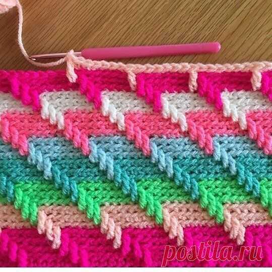 #узоры_крючком@crochetstory

Мы считаем, что это красивый и эффектный рисунок. А вам как?

Выполнение: вязание основного полотна за заднюю дужку петли + через  заданный промежуток, 1 столбик провязываем на несколько рядов ниже + чередование цветов ;)