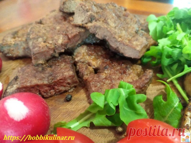 Жареная свиная печень на сковороде большим куском с мукой