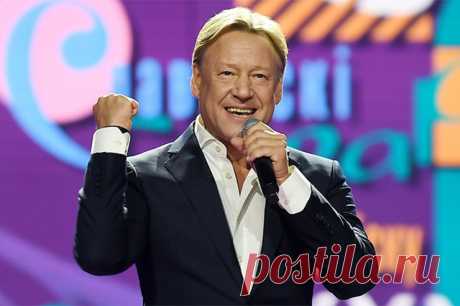 «Меньшова просто подставили!» Харатьян рассказал о ролях, героях и фобиях. «В такие сложные времена и проявляется всё: ты Родину любишь или ты любишь комфорт, тряпки и деньги? Надо вернуться к базовым ценностям и определить для себя, что важнее, духовное или материальное», - уверен Дмитрий Харатьян.