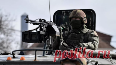 ВС России на Херсонском направлении разбрасывают листовки c призывом сдаться. Российские военнослужащие группировки войск «Днепр» с беспилотников сбрасывают над позициями ВСУ листовки с призывом сдаться в плен. Читать далее