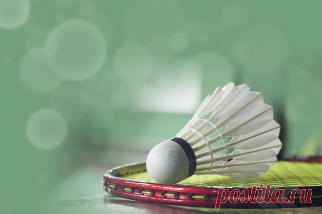 Интересные факты о бадминтоне Бадминтон - это вид спорта, в который играют с ракетками и воланом, который представляет собой оперенный или пластиковый снаряд.