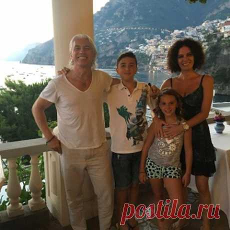Пользователь JOHN NEMARIC сохранил этот пин на доску «MUSIC»
Official website for Siberian baritone Dmitri Hvorostovsky.  |  Pinterest
