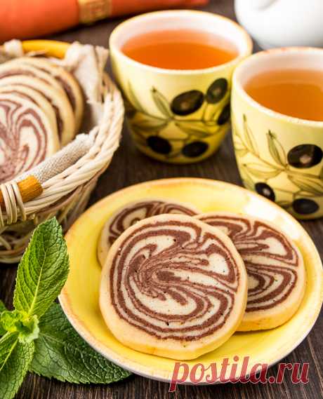 Проверенные рецепты печенья - подборка на Вкусном Блоге А не пройтись ли нам по печенью, друзья мои? Это такая благодатная почва – печется чаще всего быстро, каких-то особых выкрутасов не требует (за рееедким исключением), съедается всегда на ура. Еще и хранится хорошо – то есть можно напечь на пару недель вперед и потихоньку таскать его из контейнера 😉…