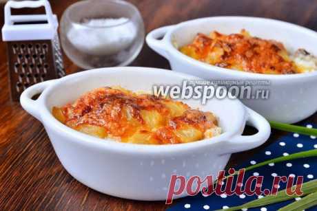 Запечённое куриное мясо в горшочках с помидорами и ананасами