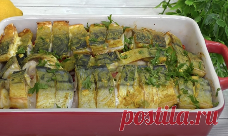Скумбрия как из ресторана. Тонкость вкуса в маринаде и запекании: рыба готовится поверх помидоров и лука а не внутри.
