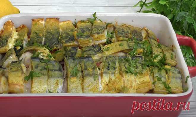 Скумбрия как из ресторана. Тонкость вкуса в маринаде и запекании: рыба готовится поверх помидоров и лука а не внутри.
