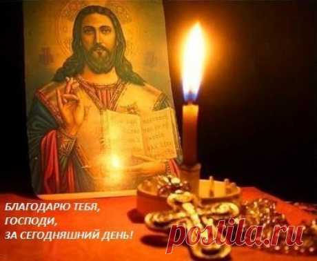 Перед Твоей иконой замираю,
Твои глаза святой любви полны,
А я себя порой не понимаю,
Не чувствую перед Тобой вины.
В объятьях мира сердце каменеет -
Благоговенья, страха Божья нет,
Молитва моя крыльев не имеет,
Не проникает в душу вечный свет.
Молчу с распятьем рядом, как разбойник,
Мне нечем оправдаться пред Тобой,
И опускаюсь на колени низко,
Вдруг плачу покаянно всей душой.