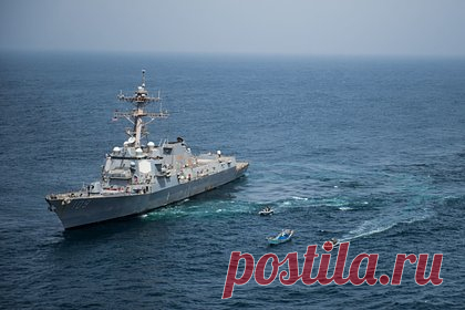 Ракета хуситов попала в сухогруз в Аденском проливе. Центральное командование Пентагона заявило, что выпущенная хуситами ракета незначительно повредила греческий сухогруз под флагом Маршалловых островов в Аденском проливе. В ведомстве уточнили, что хуситы выпустили шесть противокорабельных ракет из подконтрольных районов Йемена в сторону Красного моря и Аденского залива.