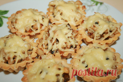 Тарталетки с курицей и грибами