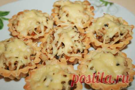 Тарталетки с курицей и грибами