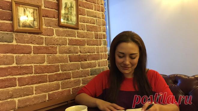 Новый пост от Ларисы Парфентьевой: >> Творческий манифест, или как начать творить Все началось в 7 лет, когда я написала первое стихотворение про весну и была уверена, что уже в 10 лет выпущу первую книгу. Но когда мне исполнилось 10, знакомая мамы, тетя Рита сказала: «Ты никогда не заработаешь на писательстве, не летай в облаках. Лучше иди учиться на журналиста!». С 13 лет я стала публиковаться в СМИ и получать за это гонорары. Позже я приехала в Москву, поступила на журфак МГУ и…