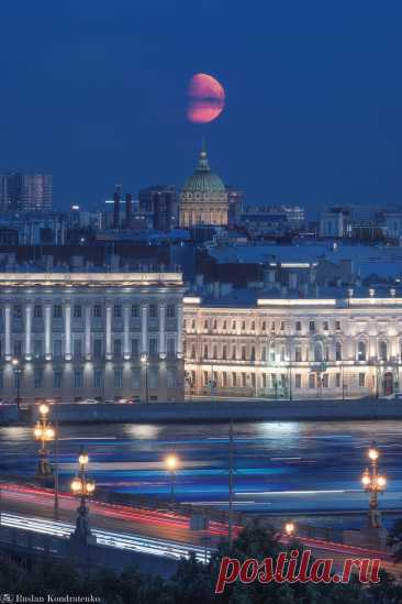 Луна над Казанским собором. Фотограф Кондратенко Руслан