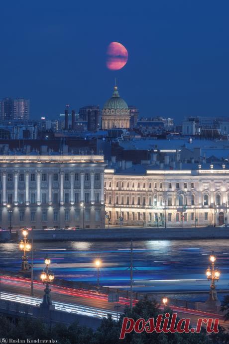 Луна над Казанским собором. Фотограф Кондратенко Руслан