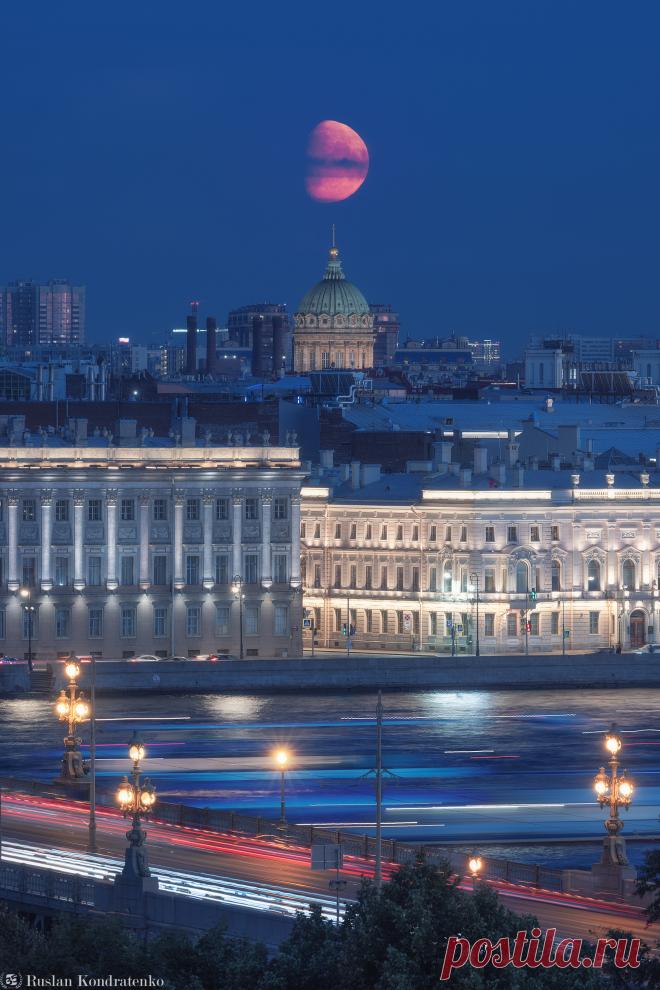 Луна над Казанским собором. Фотограф Кондратенко Руслан