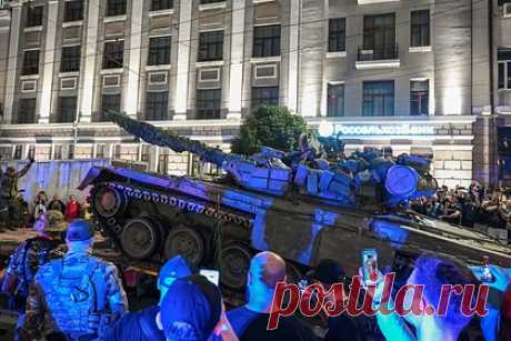 Эксперт призвал лишить российские ЧВК тяжелого вооружения на территории страны. Российские частные военные компании (ЧВК) не должны владеть тяжелым вооружением и применять его на российской территории, поскольку «это размывает монополию государства на насилие». Об этом в среду, 28 июня, в интервью «Ленте.ру» заявил юрист и политолог Максим Сытенков.