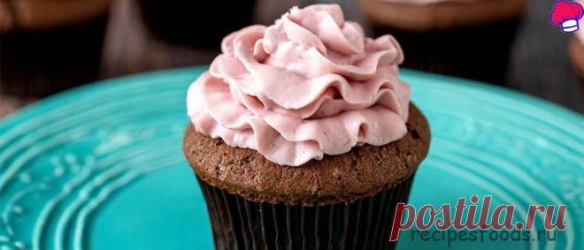 Шоколадные капкейки с малиновым кремом Шоколадные капкейки с насыщенным вкусом, воздушной, пористой текстурой и легким сливочным кремом с малиной!