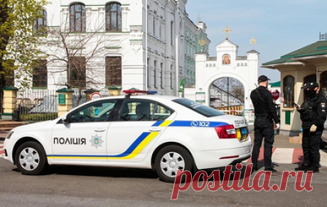 В Киеве полицейские не пустили женщину к Вечному огню из-за советской символики. В 2024 году Украина впервые в истории официально не празднует День Победы