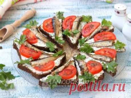 Бутерброды со шпротами и творожным сыром — рецепт с фото Вкусные домашние бутерброды со шпротами разнообразят ваше праздничное меню и будут всегда востребованы гостями.