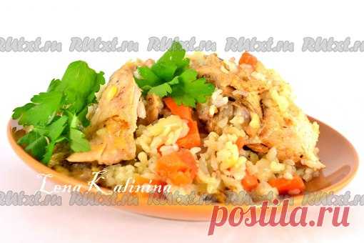 Курица в рукаве с рисом от Елены Калининой

Курица в рукаве с рисом - замечательное блюдо, которое разнообразит ваш повседневный стол. Готовится это блюдо без жира, совершенно просто, без хлопот, а получается изумительно ароматным, нежным и безумно вкусным. 
Для приготовления курицы с рисом в рукаве понадобится: 
курица небольшая - 900 г; 
рис - 1,5 стакана; 
лук репчатый - 2 шт.; 
морковь - 1 шт.; 
соль, черный молотый перец, специи для курицы - по вкусу; 
куркума, паприк...