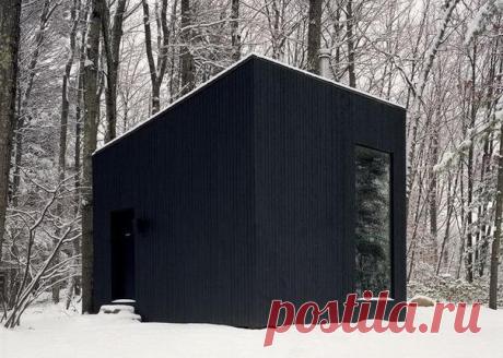 Дизайнерское бюро Падрон (Studio Padron) поставило в лесу необычный дом, в котором есть кровать, кресло, библиотека и печка, чтобы согреться. Любой человек, случайно нашедший это тайное место, может абсолютно бесплатно в нем остаться на несколько часов.