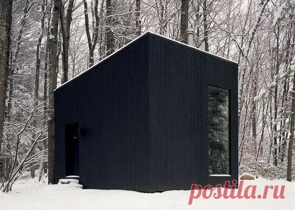 Дизайнерское бюро Падрон (Studio Padron) поставило в лесу необычный дом, в котором есть кровать, кресло, библиотека и печка, чтобы согреться. Любой человек, случайно нашедший это тайное место, может абсолютно бесплатно в нем остаться на несколько часов.