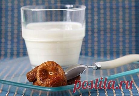 12 способов вылечить кашель!
1. Горячее молоко.
2 варианта: пополам со щелочной минеральной водой (типа «Боржоми») или с медом 1 ч. ложка на стакан.
2. Инжир.
Инжир хорошо вымыть, положить в теплое молоко из расчета 1 средний плод на 1,5 стакана. Кипятить на слабом огне 30 мин. под крышкой. Кастрюлю укутать полотенцем, чтобы инжир распарился. Отвар пейте маленькими глоточками.
3. Корица.
Принимать 1 ст. ложку теплого меда с 1/4 ч. ложкой корицы 3-5 раз в день. Проходит даже хронический кашель