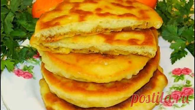 Лепёшки - объеденье, с тушёной квашеной капустой.
