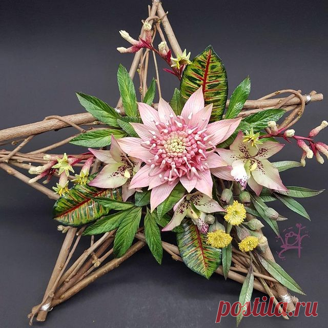A beautiful star arrangement created by Dagmar @pinterdagmar .... very lovely work from my online classes @apieceofcakeuk and a star created too .... breathtaking work 💛💫🌟🌸🌿