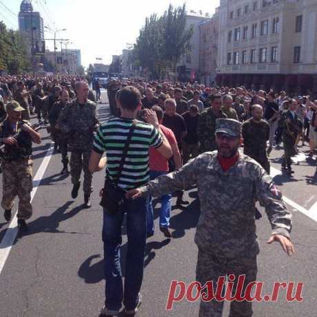 . Пленных украинцев ведут по центру Донецка. Вот вам и парад. Жутко на самом деле. Самое мягкое, что скандировали люди: Фашисты - Народные новости - МОЁ! Online Воронеж