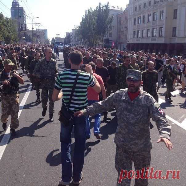 . Пленных украинцев ведут по центру Донецка. Вот вам и парад. Жутко на самом деле. Самое мягкое, что скандировали люди: Фашисты - Народные новости - МОЁ! Online Воронеж
