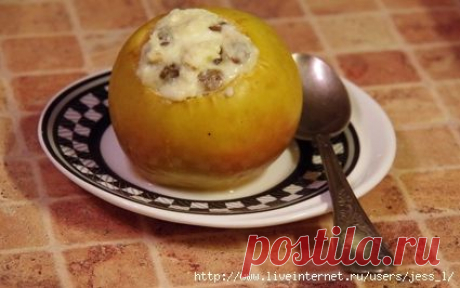 Яблоки, запеченные с творогом и сметаной.