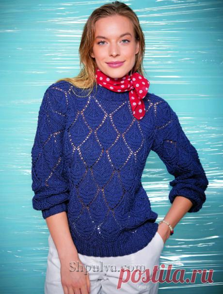 Непринужденный повседневный пуловер связан спицами их мягкой пряжи узором из ажурных ромбов со стилизованными корабликами в центре узора.