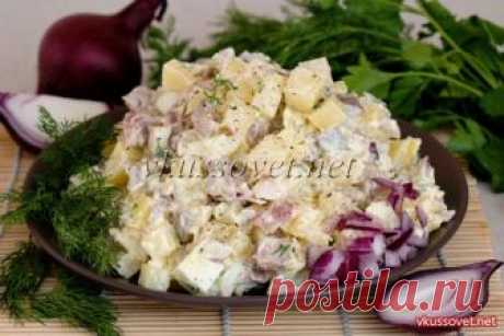 Салат с селедкой и картофелем Рецепт приготовления салата с соленой селедкой, отварным картофелем и яйцами. Если вы хотите приготовить простой и сытный салатик из соленой селедочки обратите внимание на этот рецепт. Для этого блюда требуются продукты, которые у каждой хозяйки всегда имеются под рукой: картошка, яйца и селедка.