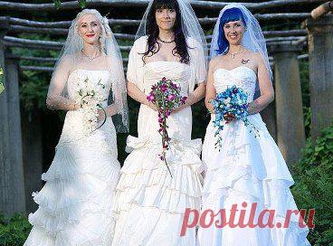 СУПРУЖЕСКОЕ ТРИО
Нетрадиционные браки в  развиваются небывалыми темпами. В Массачуссете зарегистрирован первый в мире брак троих женщин, понятие "супружеская пара" вот-вот уйдет в историю. Супружеское трио Doll, Kitten и Brynn, причем одна из невест беременна, искусственное оплодотворение, так что у семьи будет как минимум один ребенок и как минимум 3 мамы и максимум 0 пап.
•••