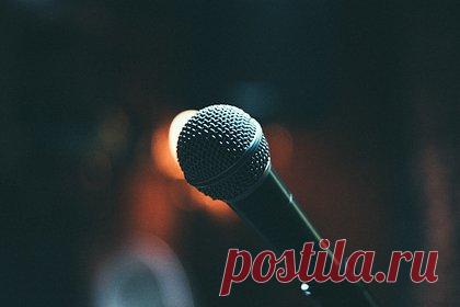 Раскрыты подробности знакомства Славы Комиссаренко с женой с вебкам-прошлым. Вебкам-модель, которая ранее вышла замуж за комика Славу Комиссаренко, сама искала знакомства с известным белорусским юмористом. Подробности их знакомства раскрыло издание Woman.ru со ссылкой на знакомых девушки. По их словам, она не увлекалась стендапом, ее целью было «стать девушкой звезды».