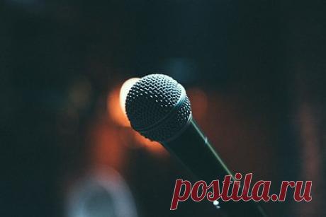 Раскрыты подробности знакомства Славы Комиссаренко с женой с вебкам-прошлым. Вебкам-модель, которая ранее вышла замуж за комика Славу Комиссаренко, сама искала знакомства с известным белорусским юмористом. Подробности их знакомства раскрыло издание Woman.ru со ссылкой на знакомых девушки. По их словам, она не увлекалась стендапом, ее целью было «стать девушкой звезды».