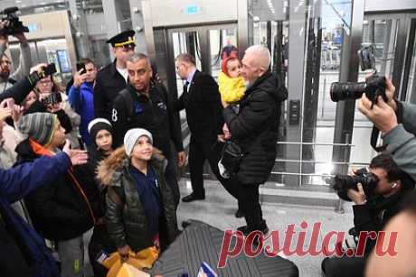 Новая группа эвакуированных из Газы россиян прибыла на родину. Очередная группа из 28 россиян и членов их семей, эвакуированных из сектора Газа, прибыла в Москву. Об этом сообщает МЧС России. Их доставил самолет Ил-76, который уже приземлился в столичном аэропорту Домодедово.