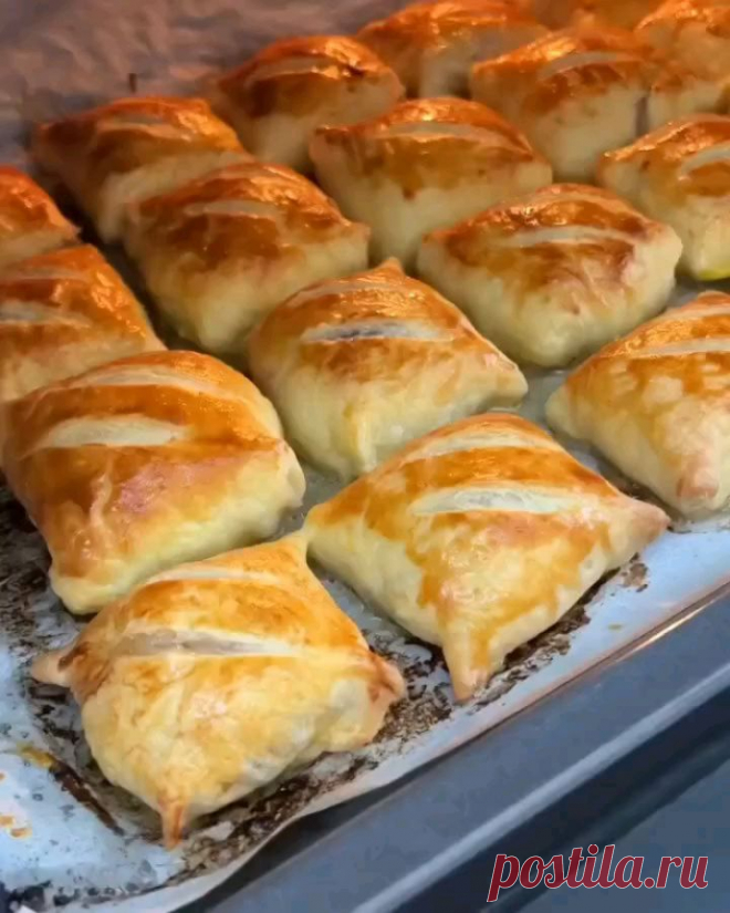 Слоенная самса 🥯
⁣⠀
Сохраняй скорее в свою копилку, чтобы не потерять📌
⠀
🔹ИНГРЕДИЕНТЫ:
- Вода 300 гр
- Соль 1 чайная ложка 
- Мука 550 гр +-
- Сливочное масло 300 гр
⁣⠀
Начинка:
- Фарш 500 гр
- Лук 5 средних 
- Соль 
- Перец
⁣⠀
Приготовление на видео☝️
⁣_______________
Ещё больше рецептов в нашем телеграм-канале. Ссылка в описании профиля. Не теряйте нас 😊🙏
_______________
Мягкая как пух, пицца как в школе 🍕
⠀
🔹ИНГРЕДИЕНТЫ:
- Молоко 150 мл
- Вода 150 мл
- Дрожжи 10 ...