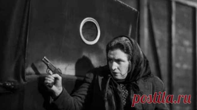 Браунинги год за годом Вот она, гадина Фанни Каплан. На святое покушалась… С браунингом М1900 в руке! Кадр из кинофильма «Ленин в 1918 году» Но спор в Кейптауне Решает браунинг, И англичане Начали стрелять. «Жаннетта» П. Гандельман, 1940 г. История огнестрельного оружия. На ВО уже не раз публиковались статьи, в которых