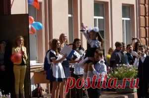 “Рідна мати моя” – жменька випускників Донбасу співали та плакали під колючими поглядами директора та зали з рашистами