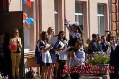 “Рідна мати моя” – жменька випускників Донбасу співали та плакали під колючими поглядами директора та зали з рашистами