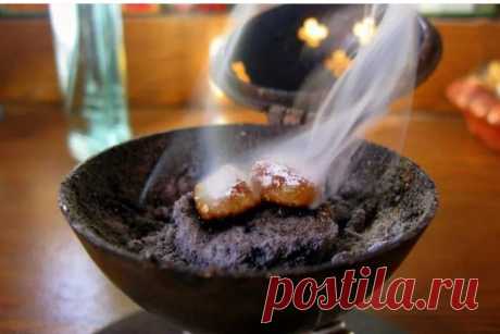 1. Խնկի բույրը կանխում է օդում, ջրում և օրգանիզմում մանրէների բազմացումը:
2. Խնկի ծուխը ոչնչացնում է բոլոր վիրուսներն ու ախտածին բակտերիաները միաժամանակ լինելով հզորագույն իմունախթանիչ։
3. Մանրագույն մասնիկները թոքերի միջոցով ներթափանցում են մարդու օրգանիզմ՝ ունենալով բուժիչ ազդեցություն:
4. Խնկի բույրը նաև բարելավում է հիշողությւոնը: Միջնադարյան հայ բժիշկ Ամիրդովլաթ Ամասիացին գրել է. «Իր տաք ու չոր էությամբ՝ խունկն ամրապնդում է գիտակցությունն ու բուժում մոռացկոտությունը»: