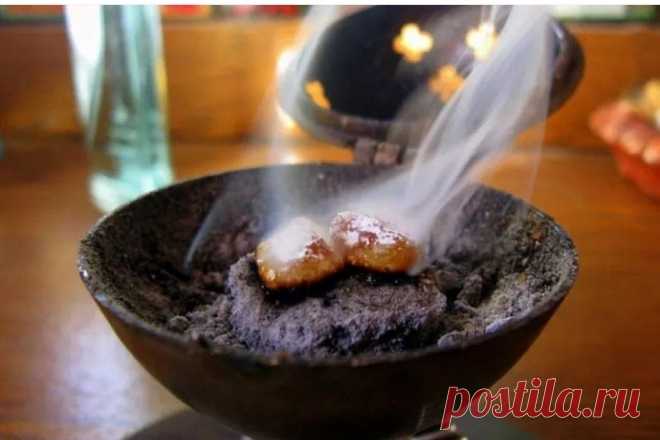 1. Խնկի բույրը կանխում է օդում, ջրում և օրգանիզմում մանրէների բազմացումը:
2. Խնկի ծուխը ոչնչացնում է բոլոր վիրուսներն ու ախտածին բակտերիաները միաժամանակ լինելով հզորագույն իմունախթանիչ։
3. Մանրագույն մասնիկները թոքերի միջոցով ներթափանցում են մարդու օրգանիզմ՝ ունենալով բուժիչ ազդեցություն:
4. Խնկի բույրը նաև բարելավում է հիշողությւոնը: Միջնադարյան հայ բժիշկ Ամիրդովլաթ Ամասիացին գրել է. «Իր տաք ու չոր էությամբ՝ խունկն ամրապնդում է գիտակցությունն ու բուժում մոռացկոտությունը»: