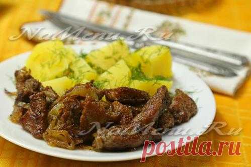 Мясо жареное с луком на сковороде