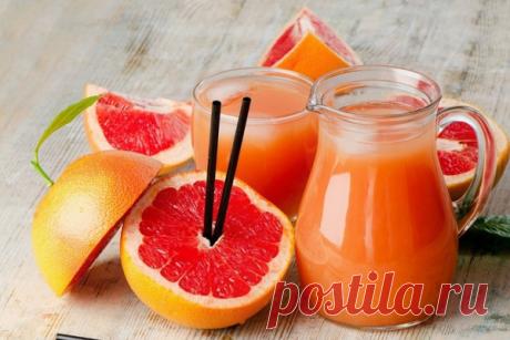 Освежающий напиток "Розовый лимонад" Освежающий напиток "Розовый лимонад". Вам понадобится: грейпфрут; розмарин; кубики льда. Нарежьте треть грейпфрута на кружочки, затем на дольки.