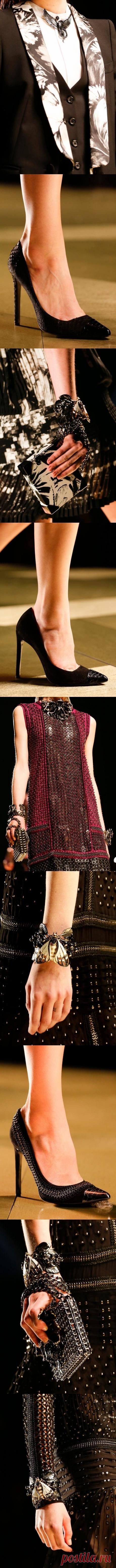 Детали показа Roberto Cavalli осень-зима 2013