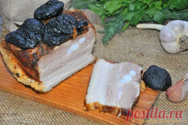 Копченое сало в рукаве в духовке Вкусное, ароматное копченое сало легко можно приготовить в домашних условиях в рукаве в духовке. Достаточно воспользоваться этим пошаговым рецептом с фото. Сало получается очень ароматным, с копчеными нотками. Для приготовления этого блюда идеально подходит подчеревина или сало с большими прорезями